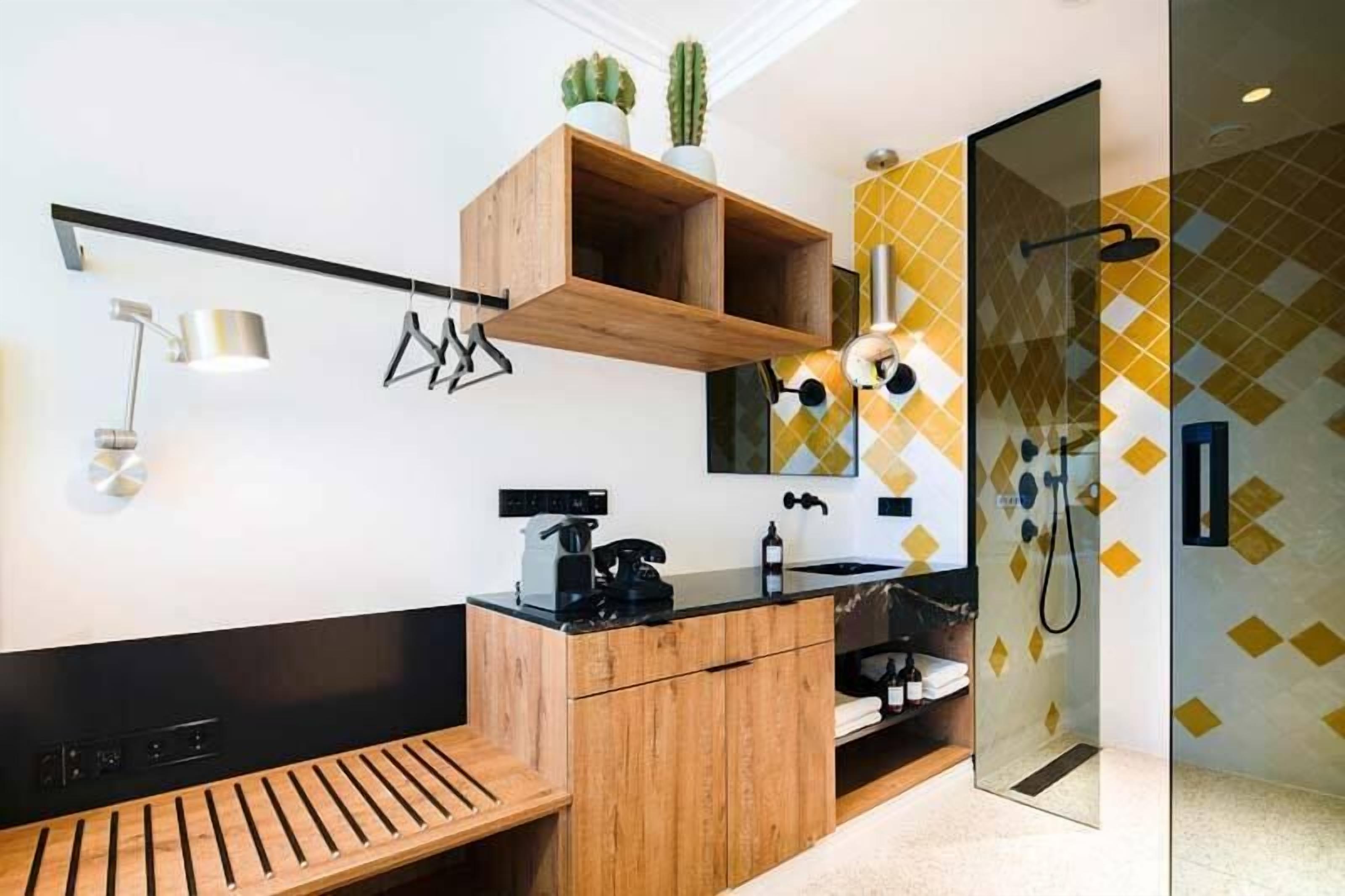 shower, rainfall showerhead, free toiletries, hair dryer