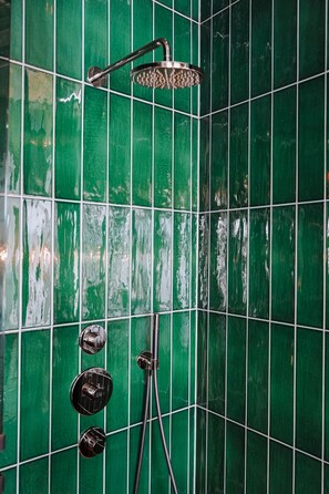 Egyptian cotton sheets, premium bedding, down duvets, minibar - The Highlander (Amsterdam)