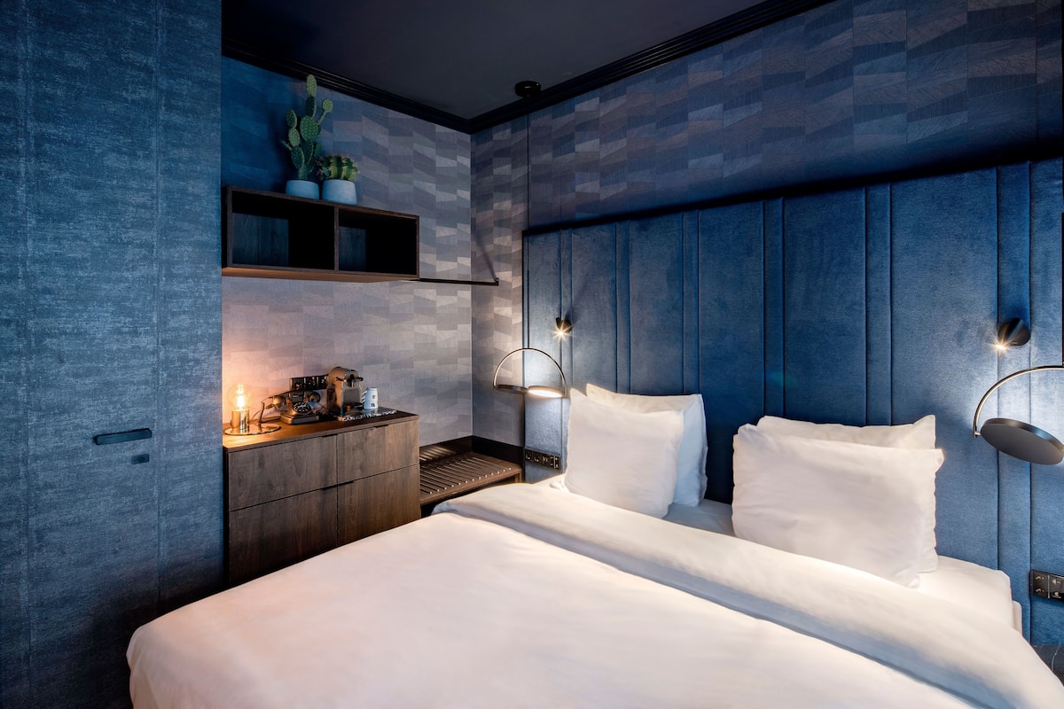 Egyptian cotton sheets, premium bedding, down comforters, minibar