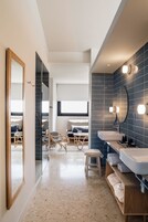 Suite junior | Baño | Ducha, artículos de higiene personal de diseño y secador de pelo