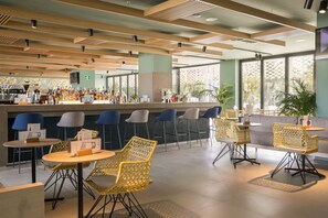 2 bars/lounges, poolside bar