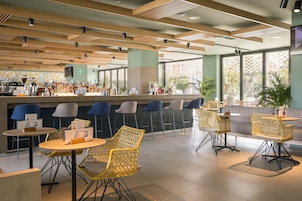 2 bares/lounges, bar ao lado da piscina