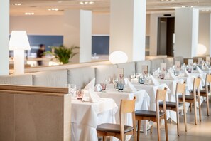 Tägliches Frühstücksbuffet (12.50 EUR pro Person)