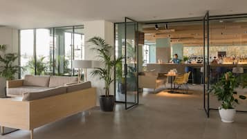 2 bars/lounges, poolside bar