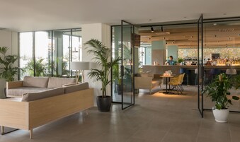 2 bares y bar junto a la piscina