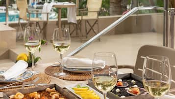 Bar en bord de piscine