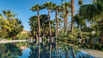 3 piscines extérieures, parasols de plage, chaises longues