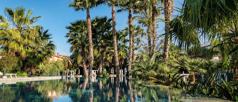3 Außenpools, geöffnet von 09:00 Uhr bis 20:00 Uhr, Sonnenschirme