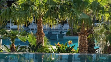 3 buitenzwembaden, parasols voor strand/zwembad