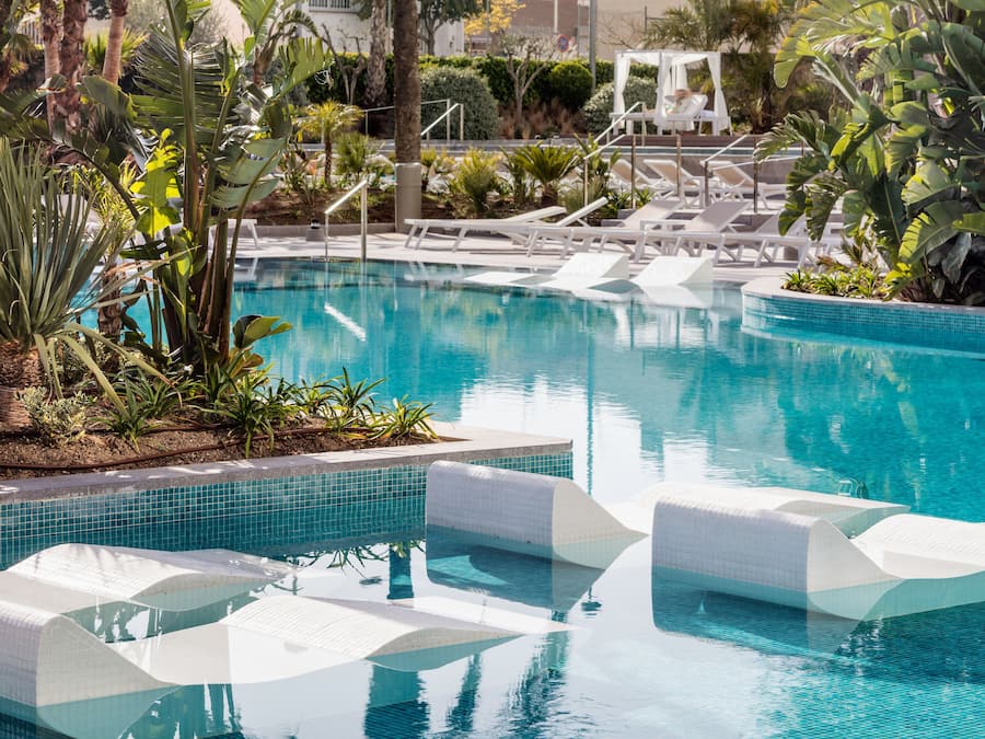 3 utomhuspooler, parasoller och solstolar