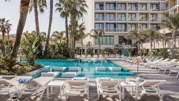 Piscina interna, 3 piscinas externas, espreguiçadeiras