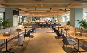 2 bares o lounges, bar junto a la alberca 