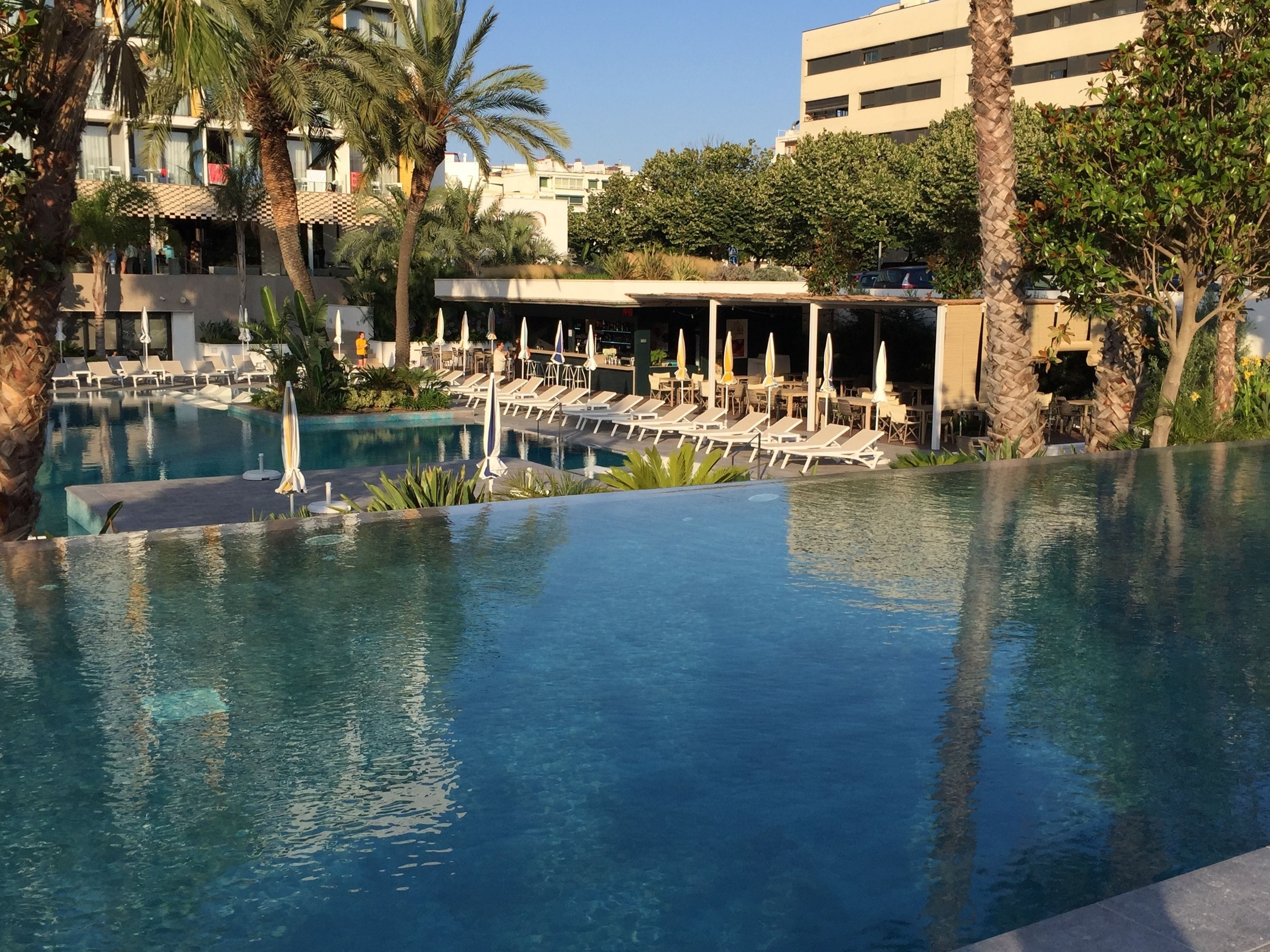 Una piscina cubierta, 3 piscinas al aire libre, sombrillas, tumbonas