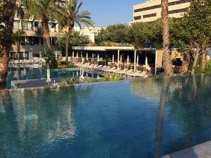 3 Außenpools, Sonnenschirme, Liegestühle