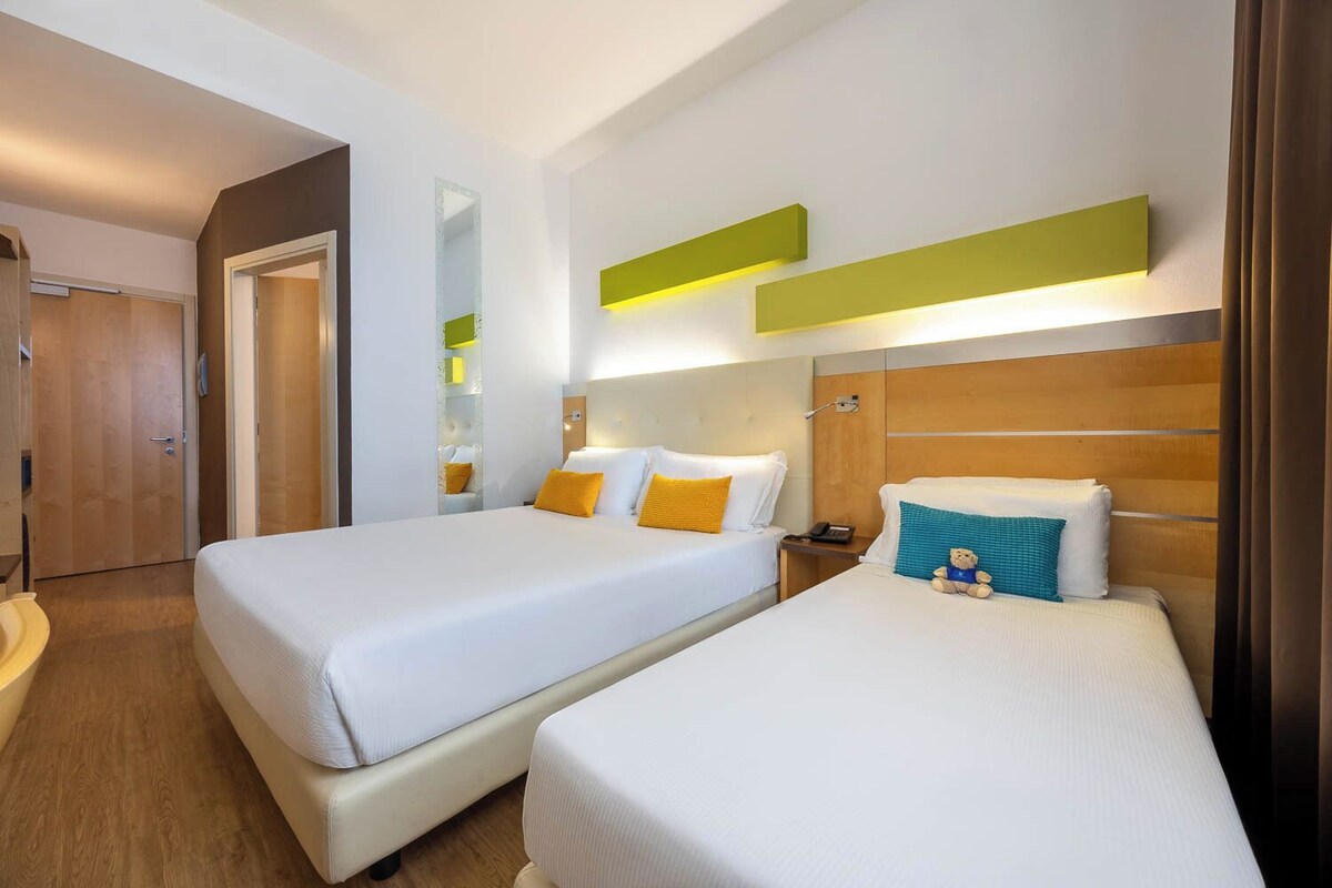 Habitación triple estándar, varias camas | Minibar, caja fuerte, escritorio y sistema de insonorización