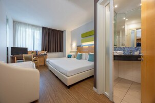 Chambre Quadruple (2 double french beds) | Minibar, coffres-forts dans les chambres, bureau, chambres insonorisées