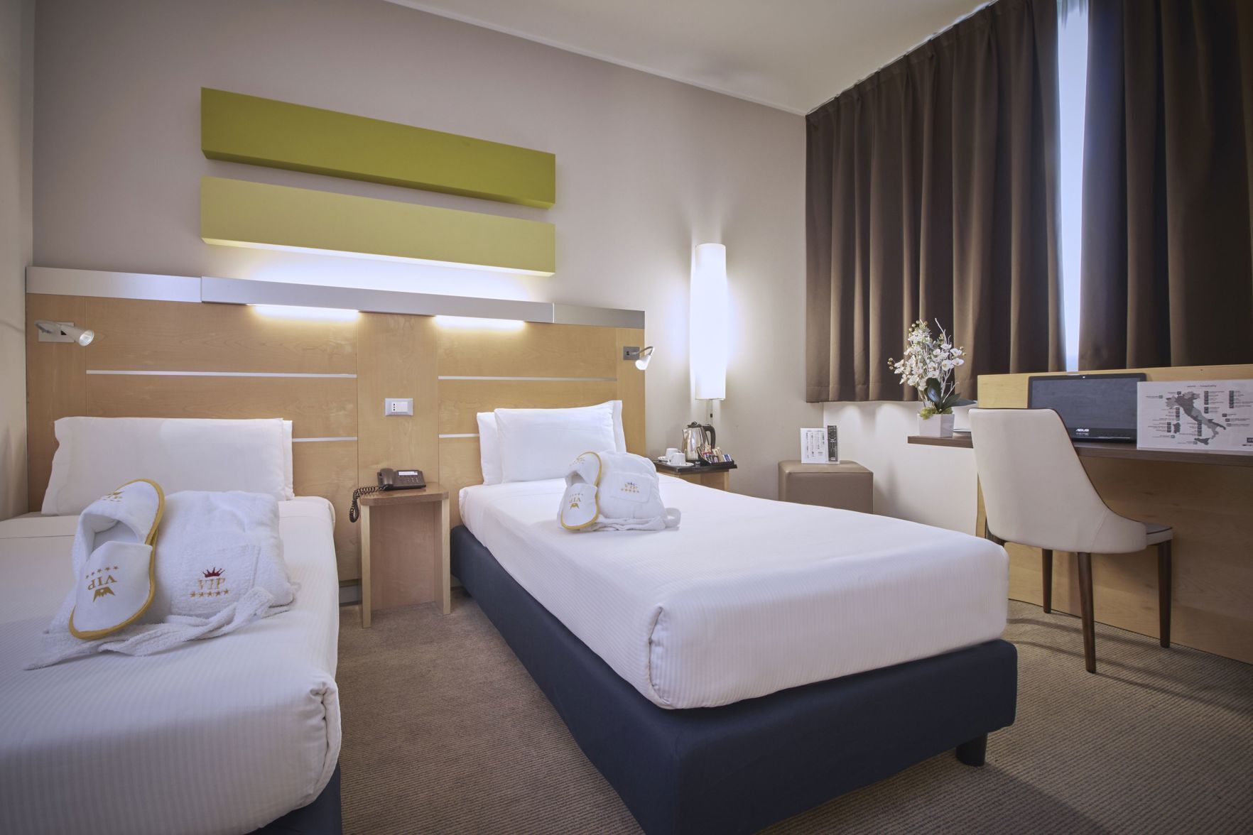 Minibar, coffres-forts dans les chambres, bureau, chambres insonorisées