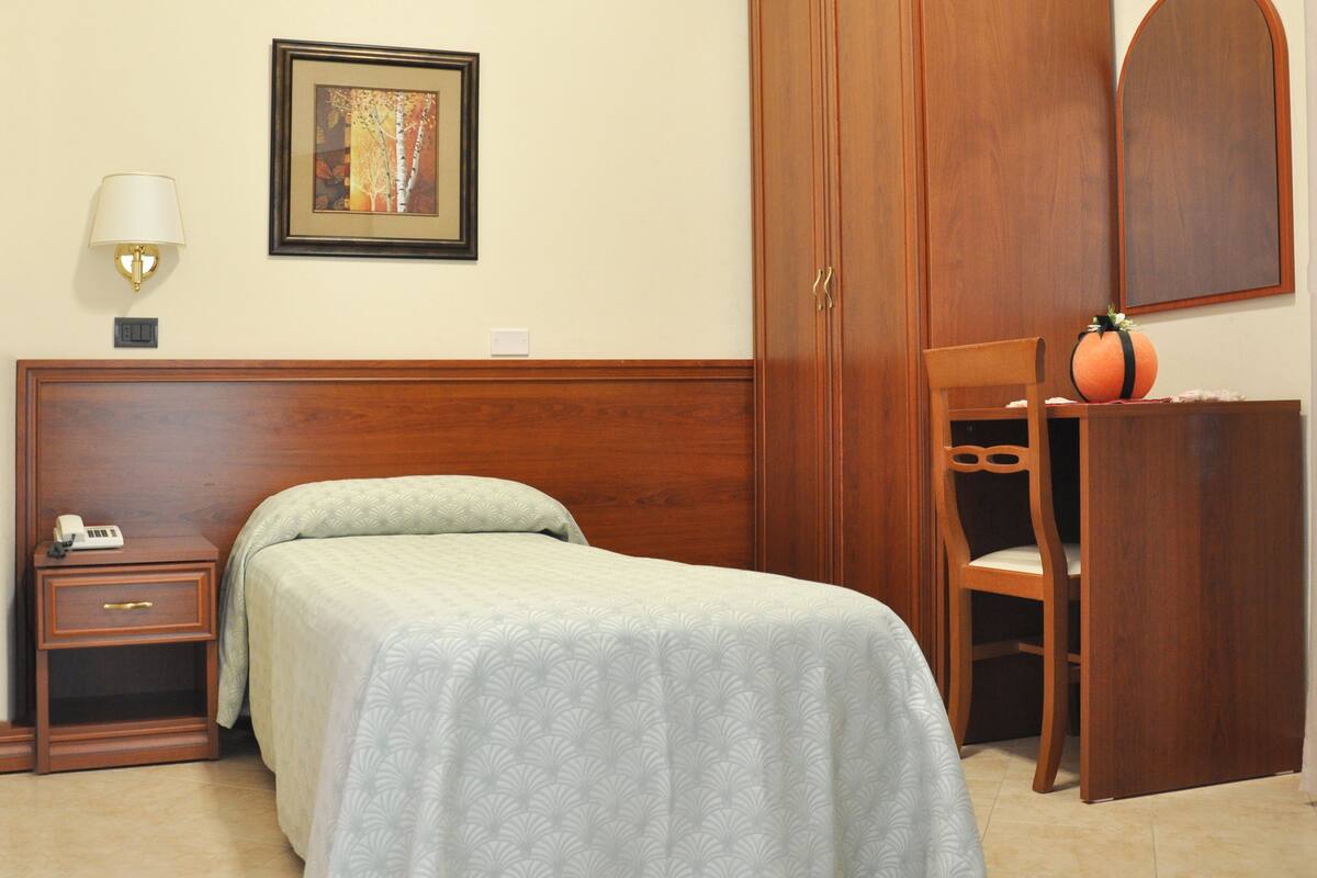 classic single room | in-room safe, individually furnished, desk, free wifi