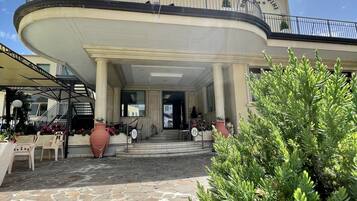 Vista frontal de la propiedad