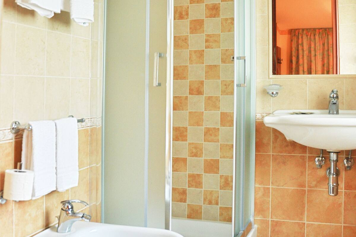 classic triple room | bathroom | shower, rainfall showerhead, free toiletries, hair dryer