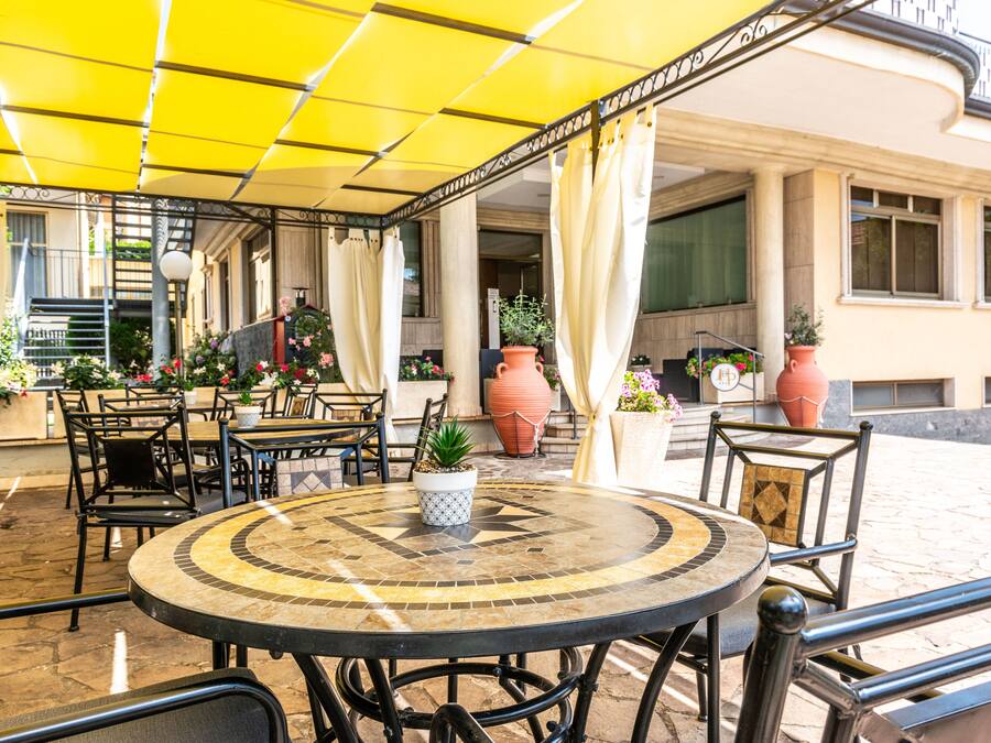 32-inch Smart TV with satellite channels, TV