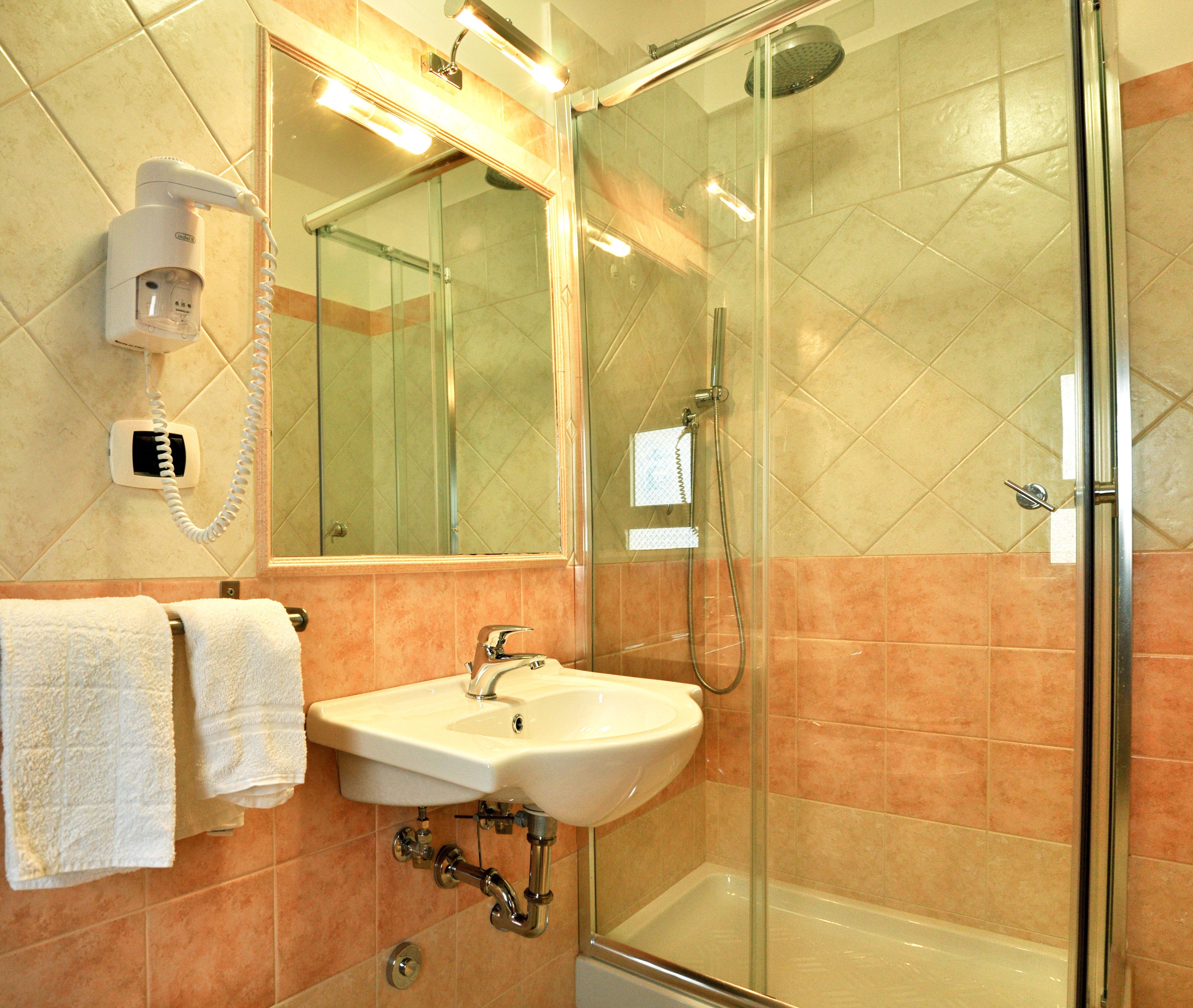 classic single room | bathroom | shower, rainfall showerhead, free toiletries, hair dryer