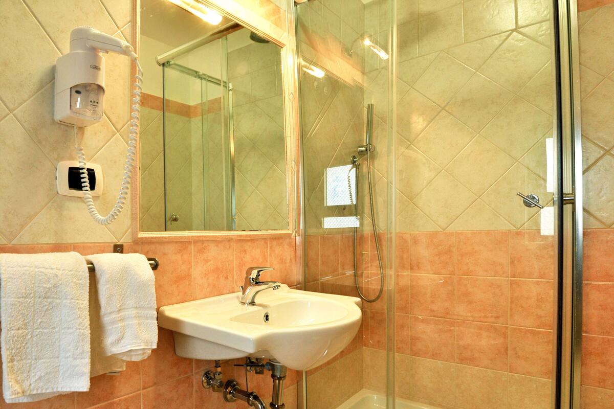 classic single room | bathroom | shower, rainfall showerhead, free toiletries, hair dryer