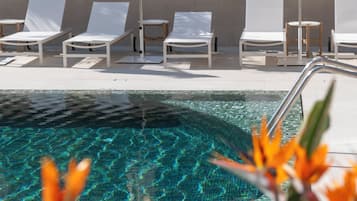 Piscine extérieure, parasols de plage, chaises longues