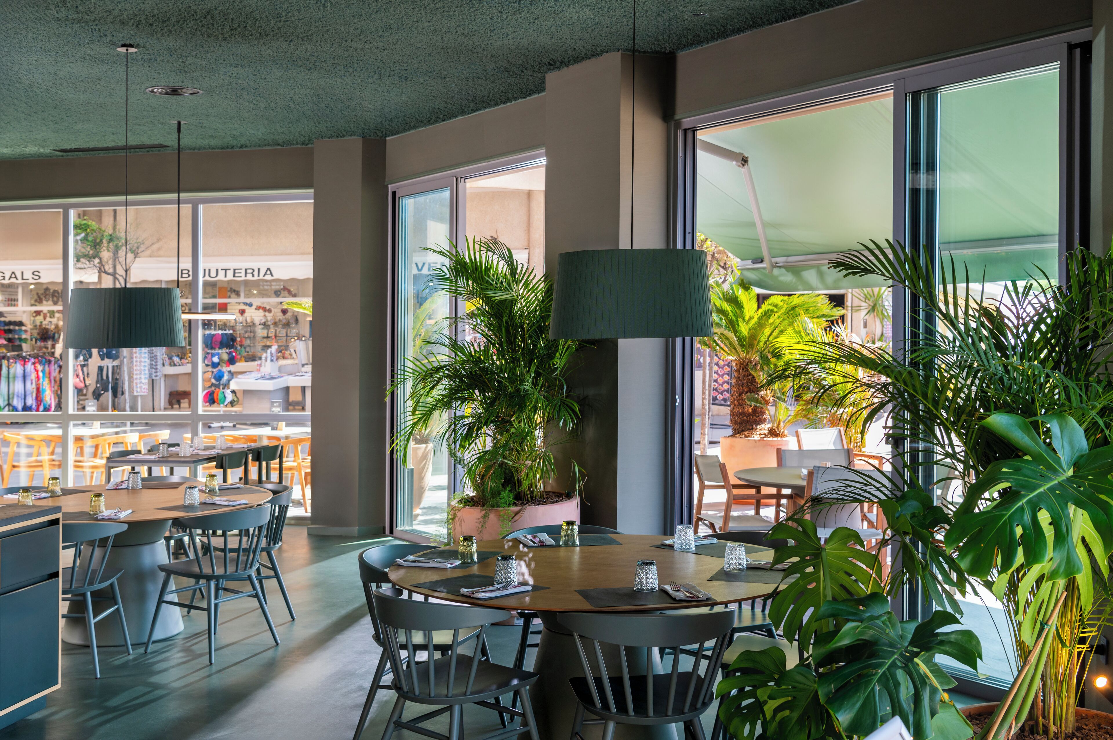 breakfast, lunch and dinner served