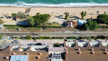 Vista aérea de un resort con piscina, playa y océano.