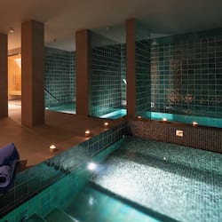 Couples treatment room(s), sauna, hot tub, steam room