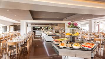 Esmorzar diari d'estil bufet (12 EUR per persona)