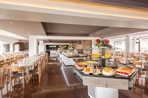 Se ofrece un desayuno bufé (12.50 EUR por persona)