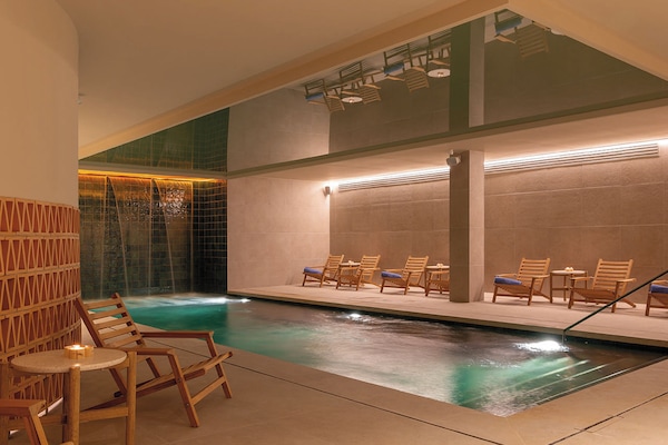 Salas de tratamiento para parejas, un sauna, una bañera de hidromasaje