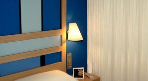 Cofres nos quartos, espaço de trabalho para notebook, cortinas blackout