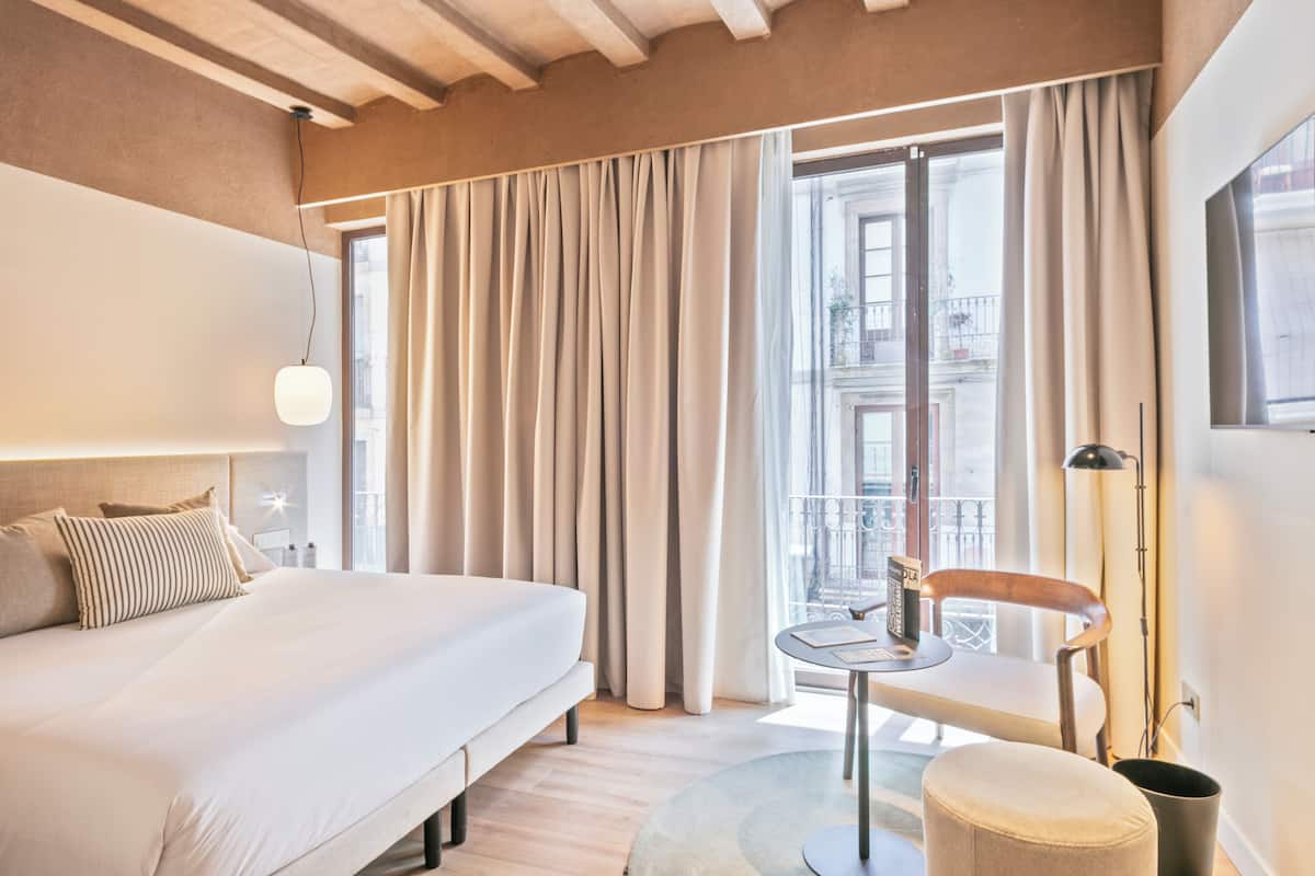 Superior Double Room | Bar mini, peti besi dalam bilik, ruang kerja komputer riba 