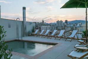 Piscina externa, espreguiçadeiras