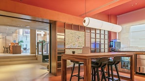 Un área de bar moderna con una barra de madera, taburetes y un mapa en la pared.