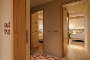 Quarto família (with extra bed) | Frigobar, cofres nos quartos, espaço de trabalho para notebook
