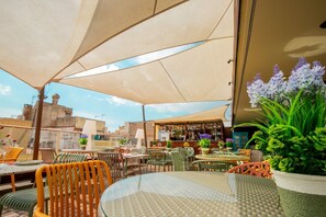 Bar auf der Dachterrasse