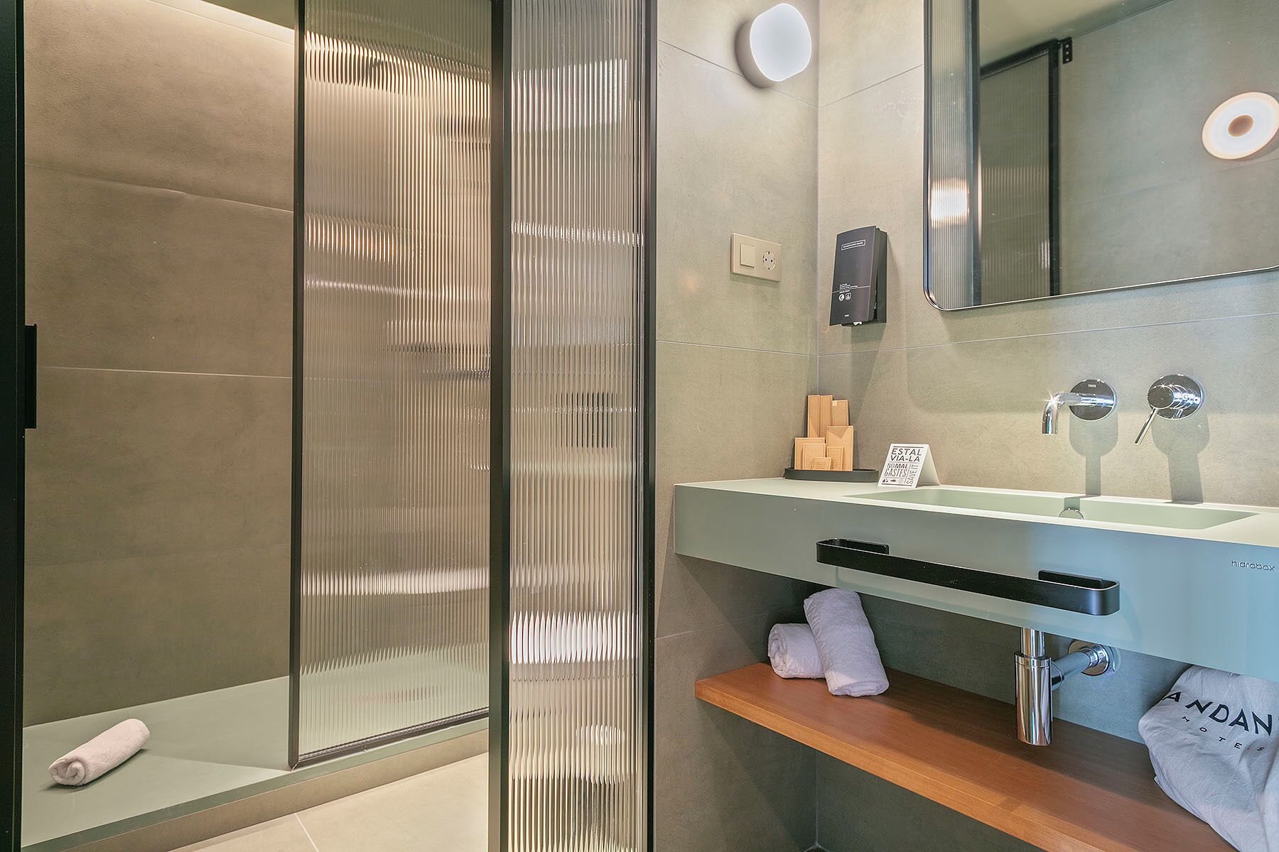 Minibar y caja de seguridad en la habitación 