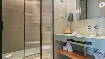 Minibar y caja de seguridad en la habitación