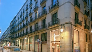 Un edificio de varios pisos con una fachada que muestra el rótulo 'ANDANTE'.