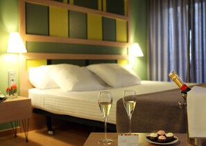 Caja fuerte, espacio para trabajar con un portátil, cortinas opacas