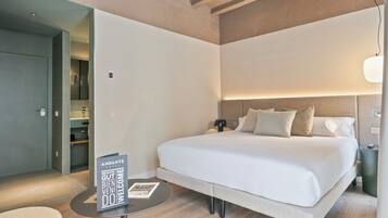 Quarto casal | Frigobar, cofres nos quartos, espaço de trabalho para notebook