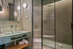 Separate tub and shower, rainfall showerhead, hair dryer, towels - Ciutat de Barcelona (Barcelona)