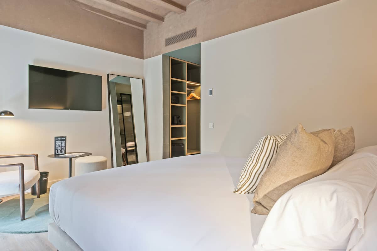 Double Room | Bar mini, peti besi dalam bilik, ruang kerja komputer riba 