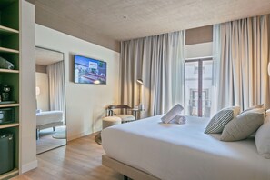 Quarto casal superior | Frigobar, cofres nos quartos, espaço de trabalho para notebook