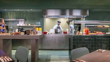 Tägliches Frühstücksbuffet gegen Gebühr