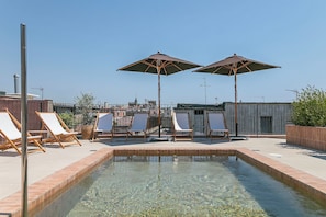 Piscina externa, espreguiçadeiras